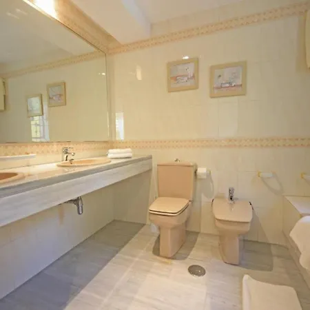 Coastal Getaway With Pool Appartement *