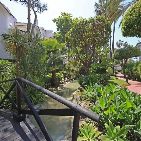 Coastal Getaway With Pool Lejlighed