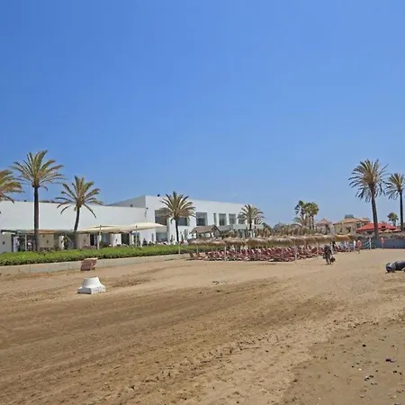 Coastal Getaway With Pool Апартаменты *