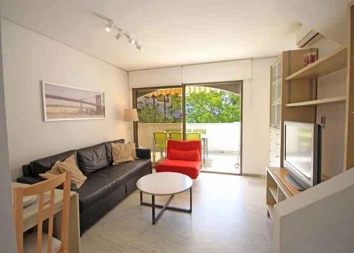 Coastal Getaway With Pool 公寓 马尔韦利亚