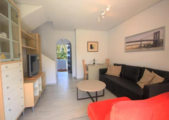 Coastal Getaway With Pool 公寓 *