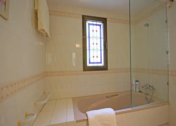 Coastal Getaway With Pool 公寓 马尔韦利亚