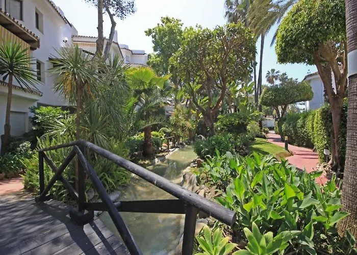 Coastal Getaway With Pool 公寓